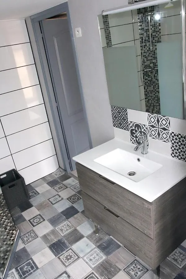 Holiday home Maison Charmante Pres De Sains Avec Spa Et Jardin Clos France