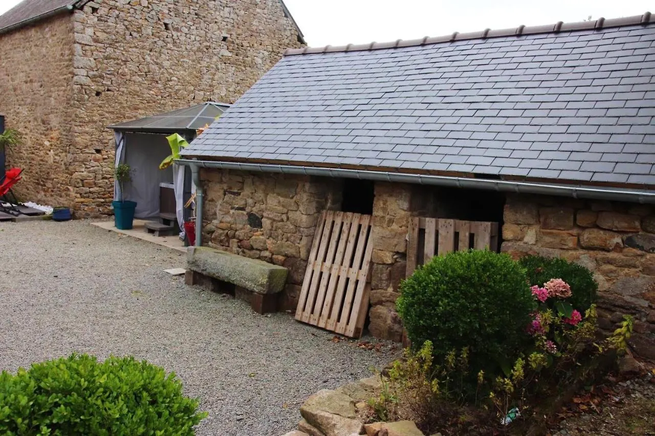 Holiday home Maison Charmante Pres De Sains Avec Spa Et Jardin Clos France
